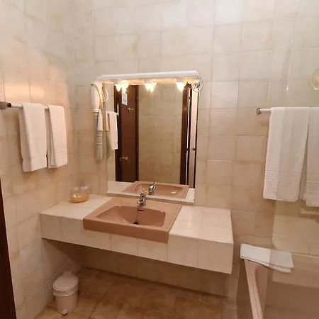 Da Lota - Beachfront Hotel